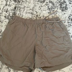 Columbia tan size M shorts